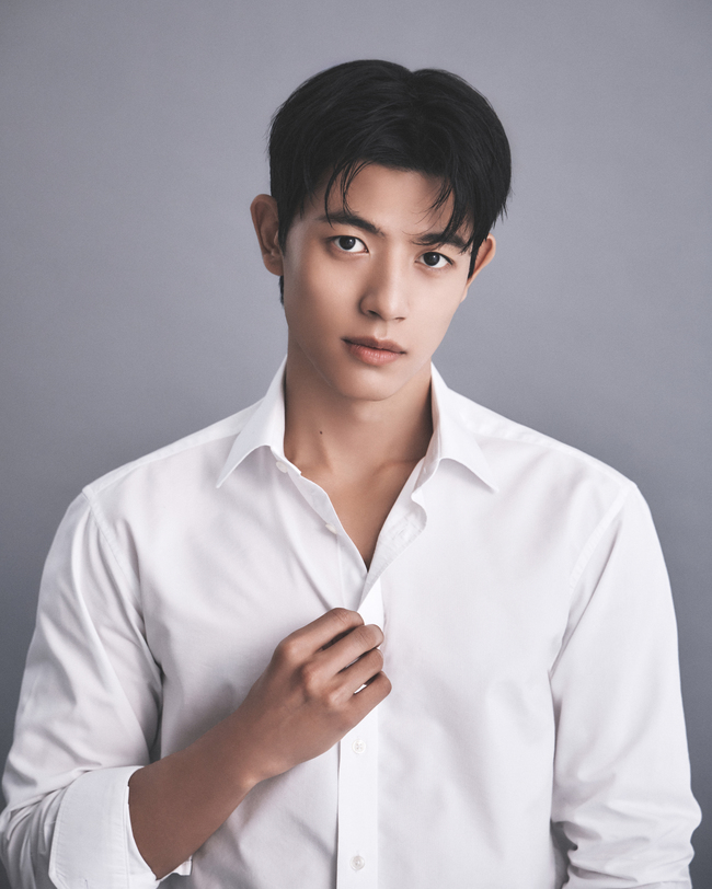 소년에서 남자로…로몬, 잘 생김 넘치는 새 프로필 - 손에 잡히는 뉴스 눈에 보이는 뉴스 - 뉴스엔