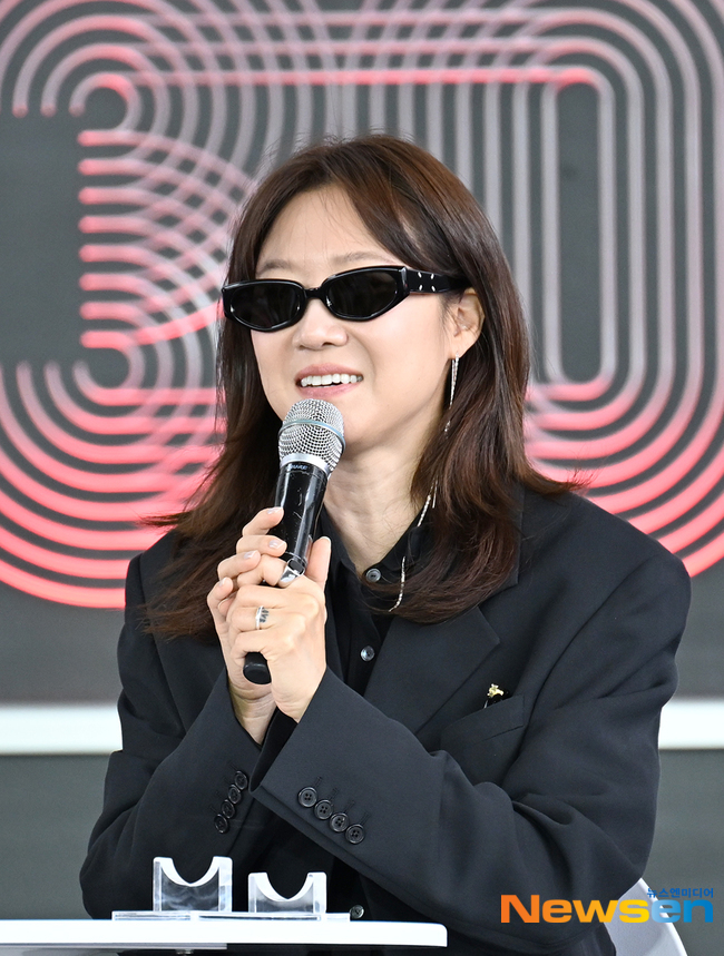 ‘윗집사람들’ 공효진 “13년만에 만난 하정우, 유머 자신감 올랐다”[30회 BIFF] - 손에 잡히는 뉴스 눈에 보이는 뉴스 ...