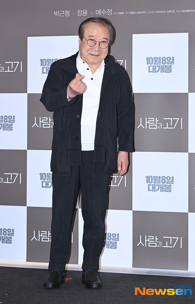 장용, ‘하트는 해야죠?’ [포토엔HD] - 손에 잡히는 뉴스 눈에 보이는 뉴스 - 뉴스엔