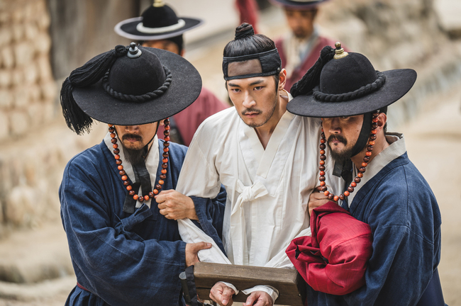 ‘탁류’ 로운X박서함 재회도 잠시, 두 손 묶인 채 관아行 - 손에 잡히는 뉴스 눈에 보이는 뉴스 - 뉴스엔