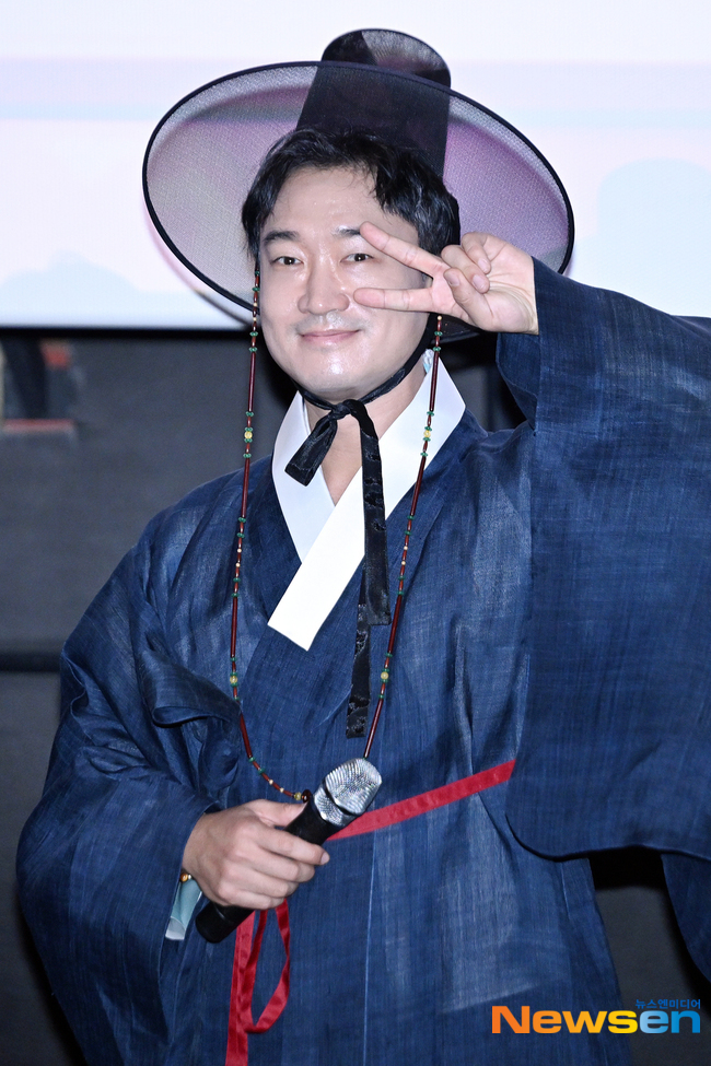 "사자보이즈와 선비 사이" 조우진→이규형, 갓 쓰고 한복 입은 역대급... - 뉴스 썸네일 이미지