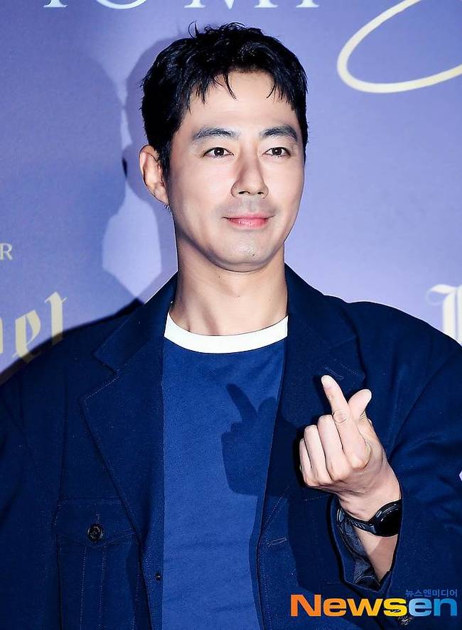 조인성, 6년째 소아희귀질환 치료비 후원‥보육원 지원까지 - 뉴스 썸네일 이미지