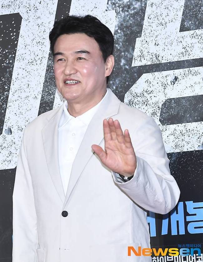 µ¥ºß 40³âÀ» ¸Â¾Æ ù ¿¡¼¼ÀÌÁý ¡®ÈÄȸÇÏÁö¸¶¡¯¸¦ Ãâ°£ÇÑ ¹è¿ì ¹ÚÁßÈÆ(´º½º¿£DB)