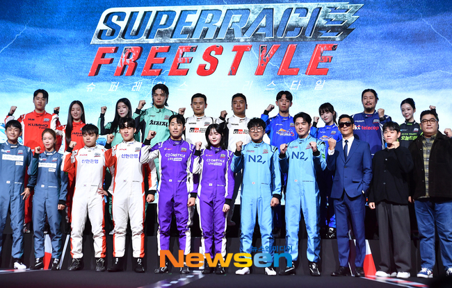 ¡®½´ÆÛ·¹À̽º ÇÁ¸®½ºÅ¸ÀÏ¡¯ Á¦ÀÛÁø, Ã⿬Áø