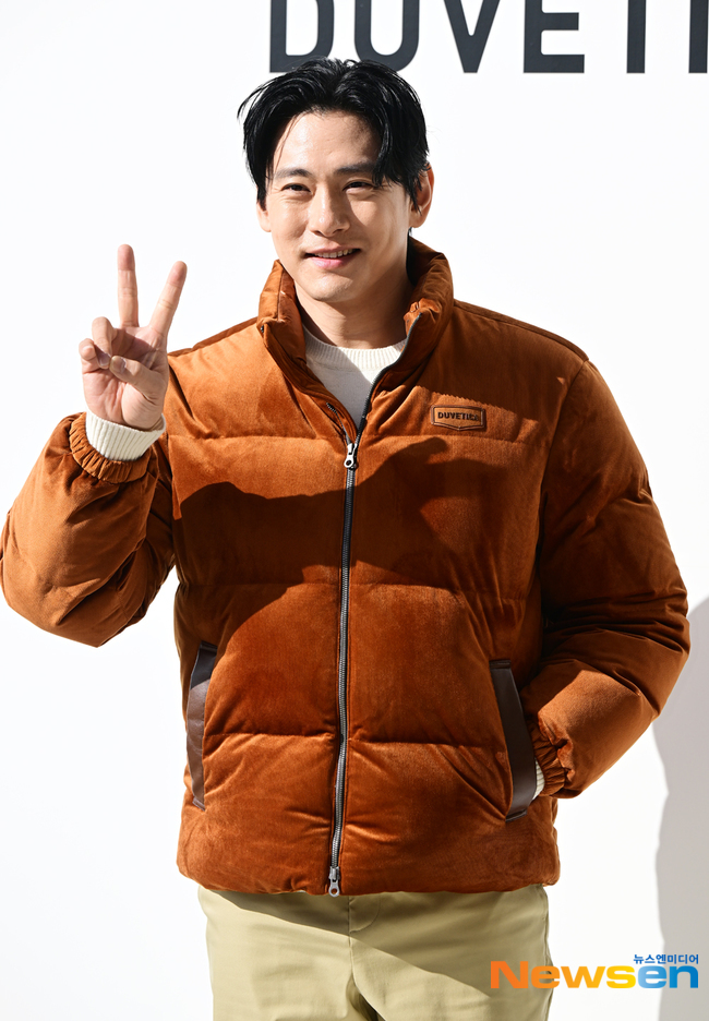 유태오, 잘생긴 브이[포토엔HD] - 뉴스 썸네일 이미지