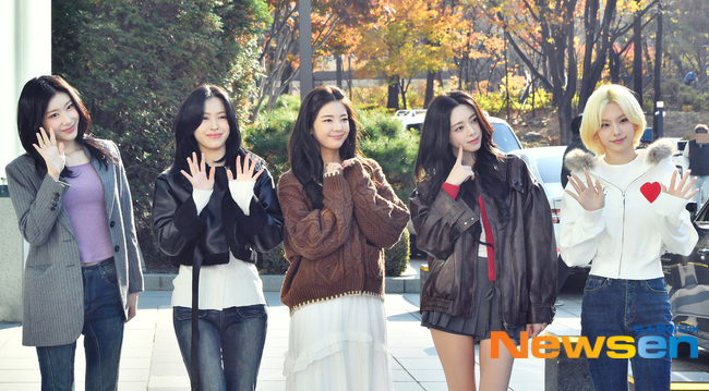 있지 ITZY, 다섯 멤버의 컴백 출근길 [포토엔HD] - 손에 잡히는 뉴스 눈에 보이는 뉴스 - 뉴스엔