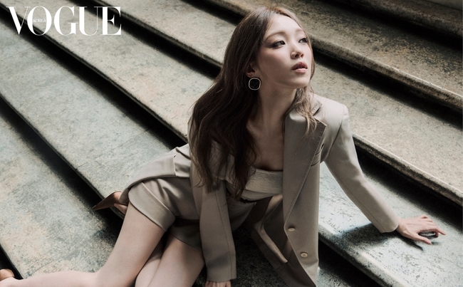 이성경, 더 섹시해졌다‥나폴리 홀린 테디 베어룩 자태 [스타화보] - 뉴스 썸네일 이미지