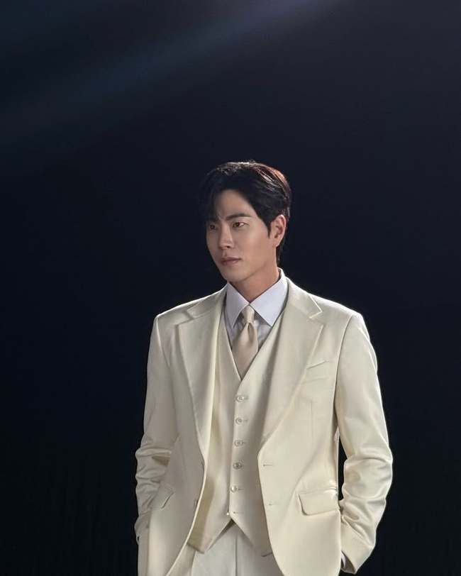 홍종현, 웨딩드레스 입은 김유정과 밀착…‘친애하는 X’ 비하인드 대방출 - 손에 잡히는 뉴스 눈에 보이는 뉴스 - 뉴스엔