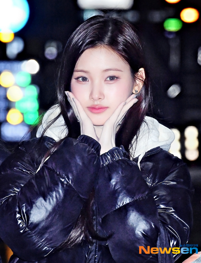 베이비돈크라이 이현, 뚜렷한 출국장 예쁨 [포토엔HD] - 뉴스 썸네일 이미지