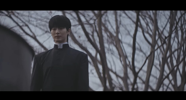 사제복 입은 변우석이라니...카리나 장원영 눈물 수화 연기까지 - 뉴스 썸네일 이미지