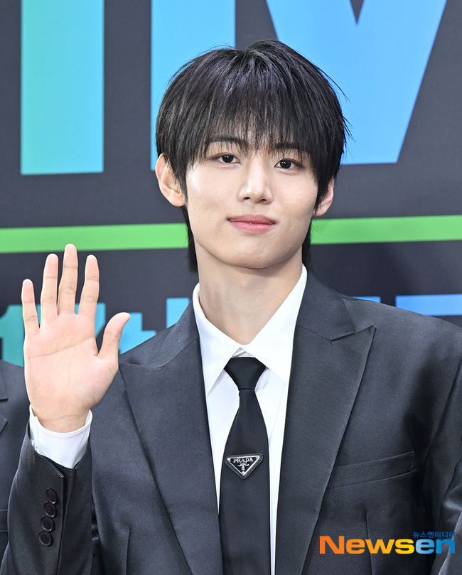 MMA2025 레드카펫에 참석한 아이딧 장용훈 포토