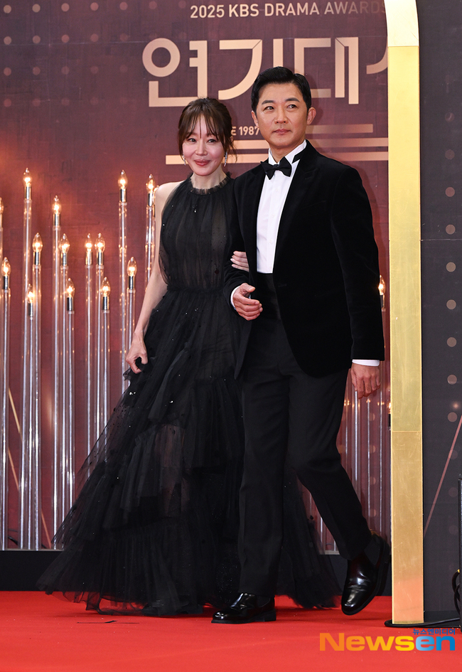 뉴스엔 포토 속 엄지원과 안재욱 레드카펫