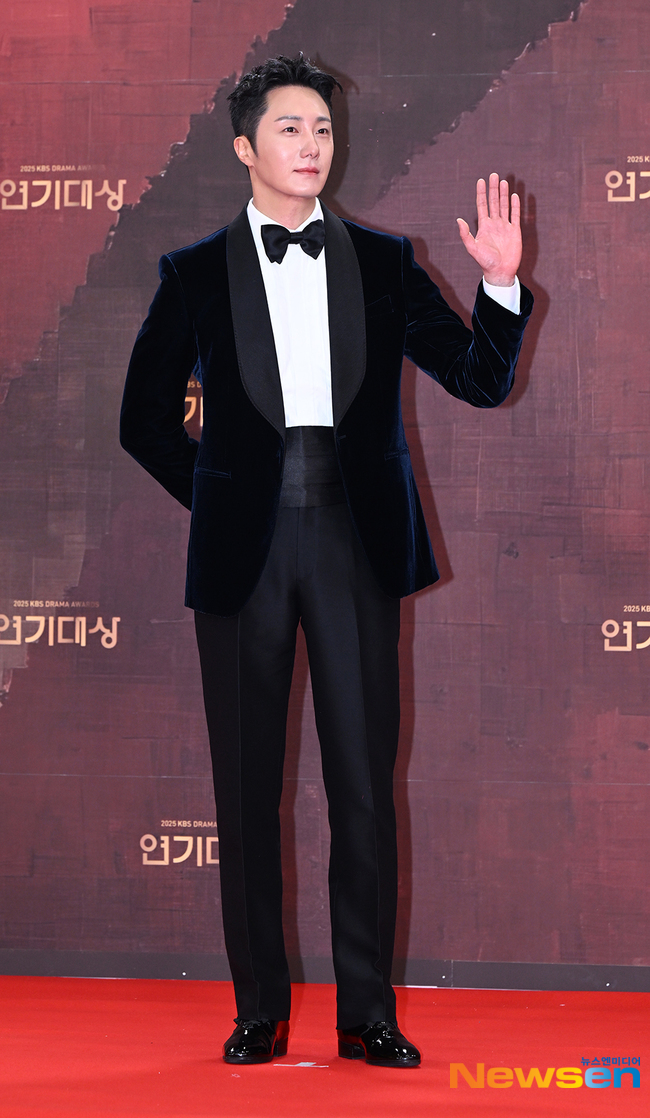 정일우 2025 KBS 연기대상 레드카펫 포토월