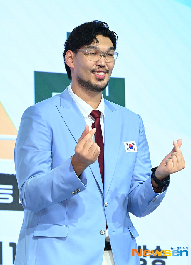 하승진, 부드럽게 더블하트 [포토엔HD] - 손에 잡히는 뉴스 눈에 보이는 뉴스 - 뉴스엔