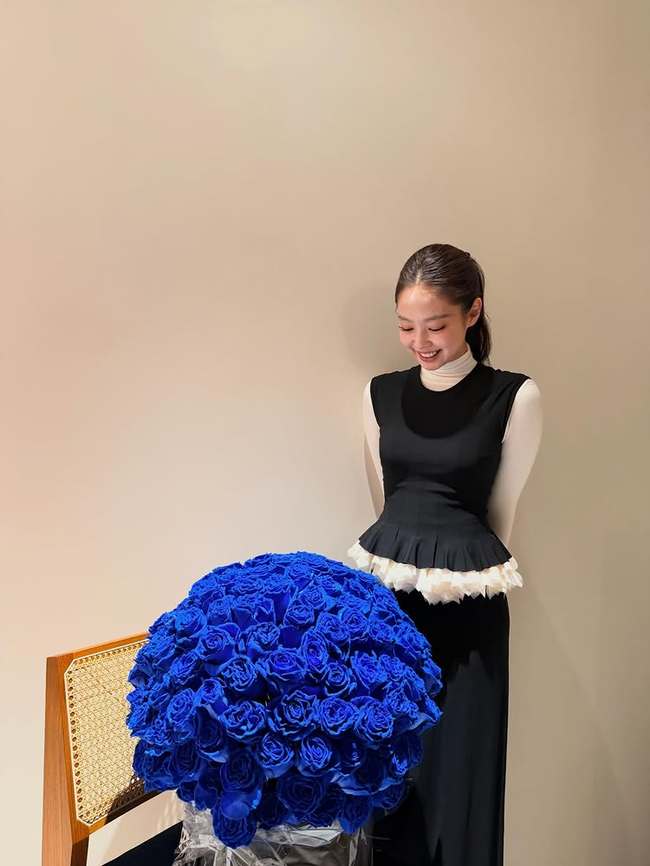 '30번째 생일' 블랙핑크 제니, 10년째 받은 파란 장미...엄마의 사랑 - 뉴스 썸네일 이미지