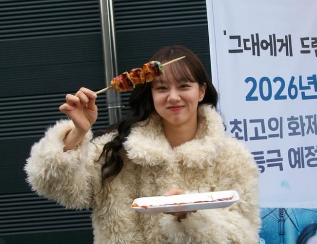 혜리, 닭꼬치에 진심이라더니‥입안 가득 리얼 먹방 - 뉴스 썸네일 이미지