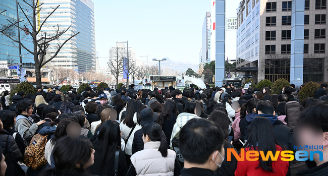 '왕과 사는 남자' 천만 돌파 역조공 이벤트에 몰린 인파 [포토엔HD] - 뉴스 썸네일 이미지