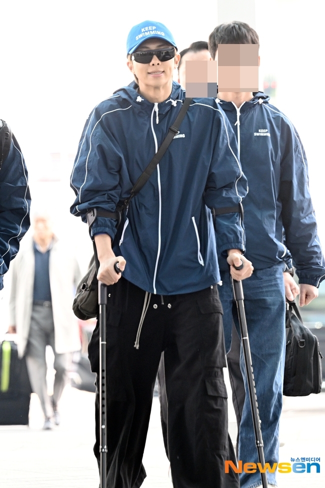'깁스 투혼' 방탄소년단 RM, 광화문공연 논란에 대표로 고개 숙였다 ... - 뉴스 썸네일 이미지