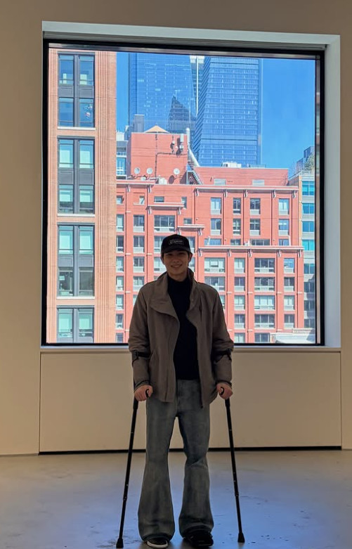 BTS RM, 발목 부상 후 근황 공개...목발 짚고 평온한 미소 - 뉴스 썸네일 이미지