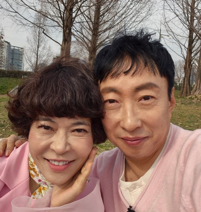 조혜련, 박명수와 핑크 커플룩 입고 봄맞이 데이트 “끝까지 함께 가자” - 손에 잡히는 뉴스 눈에 보이는 뉴스 - 뉴스엔