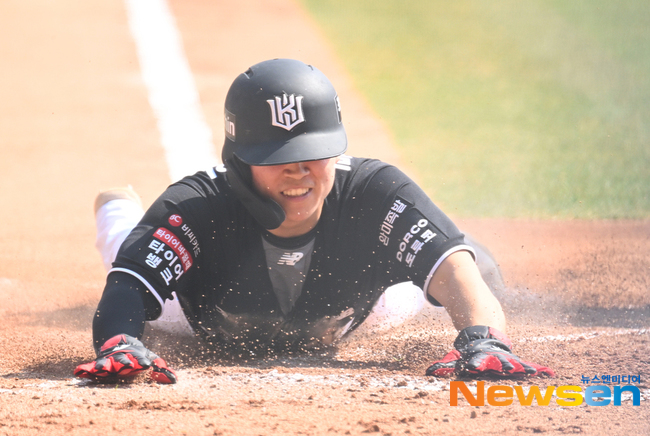 KT 위즈 류현인이 개막전에서 슬라이딩 득점을 하는 장면