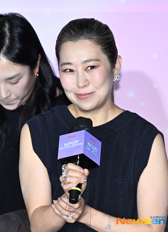 매기 강 감독, 미소 지으며 인사말 [포토엔HD] - 손에 잡히는 뉴스 눈에 보이는 뉴스 - 뉴스엔