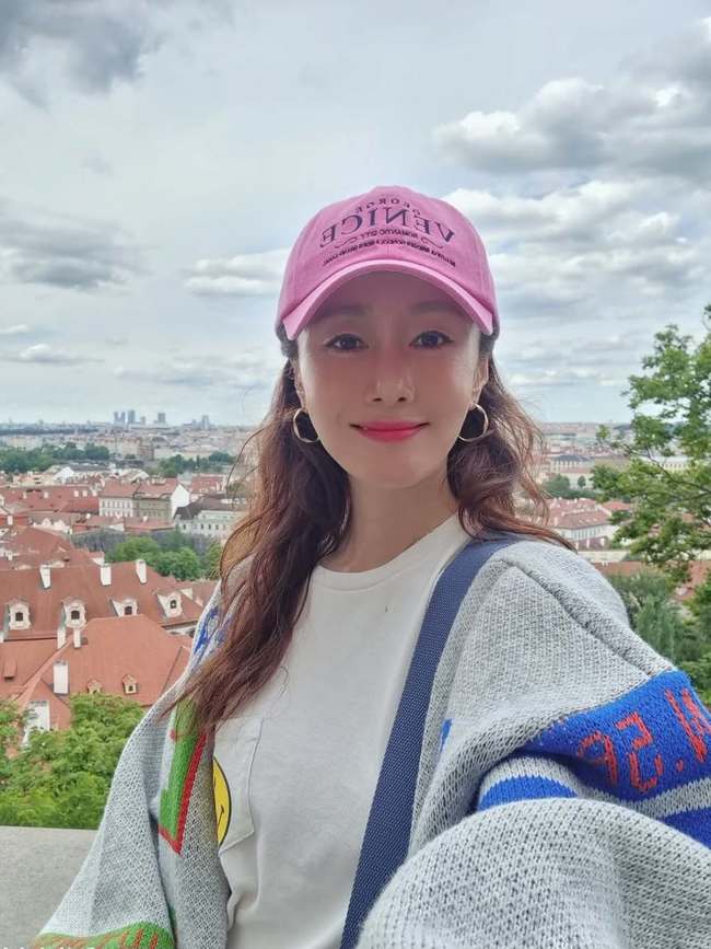 배우 김지수 프라하 근황 사진