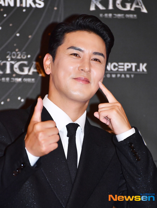 장민호 K-트롯 그랜드 어워즈 MC 포토월