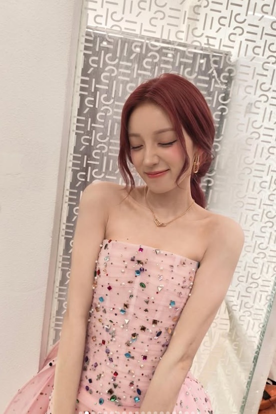 (여자)아이들 우기 드레스 착장 사진 관련 보도 이미지