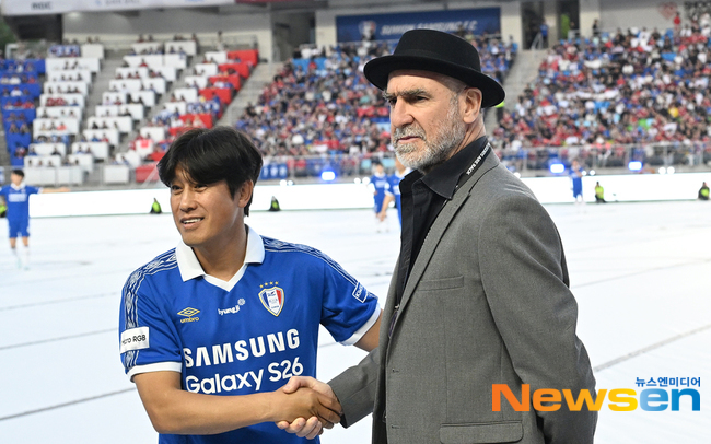 서정원 감독과 에릭 칸토나 감독 인사 장면