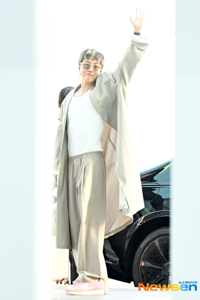 BTS 제이홉 ‘기둥과 기둥사이로 재치 넘치는 인사’[포토엔HD] - 손에 잡히는 뉴스 눈에 보이는 뉴스 - 뉴스엔