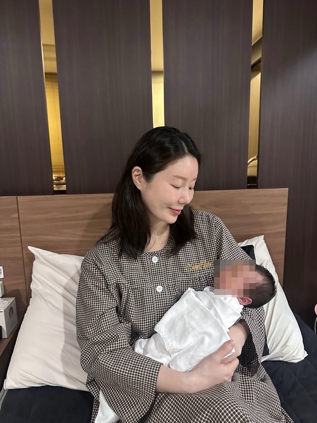 가수 나비 둘째 딸 공개 기사 이미지