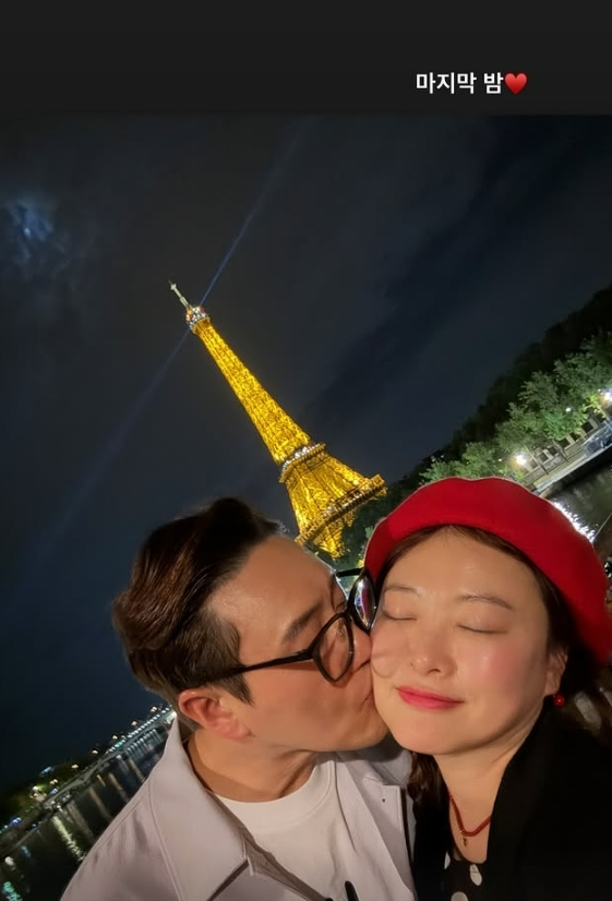에펠탑 앞 키스 장면