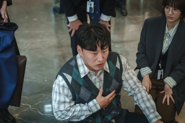 뉴스엔 공개 스틸: 은밀한 감사 주인아(신혜선)와 노기준(공명) 긴장 구도