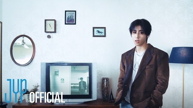스트레이 키즈 한, 직접 만든 솔로곡 MV 공개 “기획 연출 참여” - newsen.com