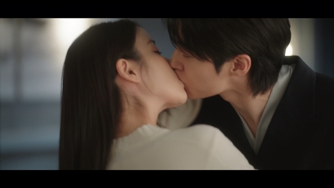 아이유♥변우석 1분30초 키스 '대군부인' 반응 엇갈려도 시청률은 폭... - 뉴스 썸네일 이미지