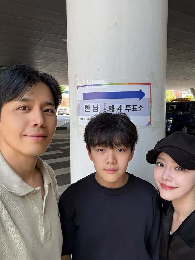 김소현♥손준호, 0.1% 영재 아들 데리고 투표 "소중한 한표 알려주기" - 뉴스 썸네일 이미지