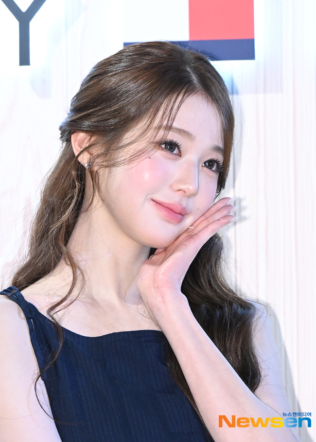 '까'와 '빠' 전쟁터 된 장원영 ... 공항 신원 확인 영상 논란, 과도... - 뉴스 썸네일 이미지
