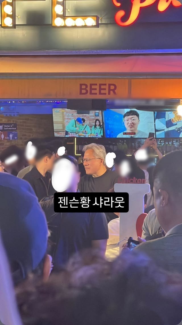 젠슨 황 뒤로 '前 충주맨' 김선태 등장, 예상 못한 투샷에 "젠슨 황... - 뉴스 썸네일 이미지