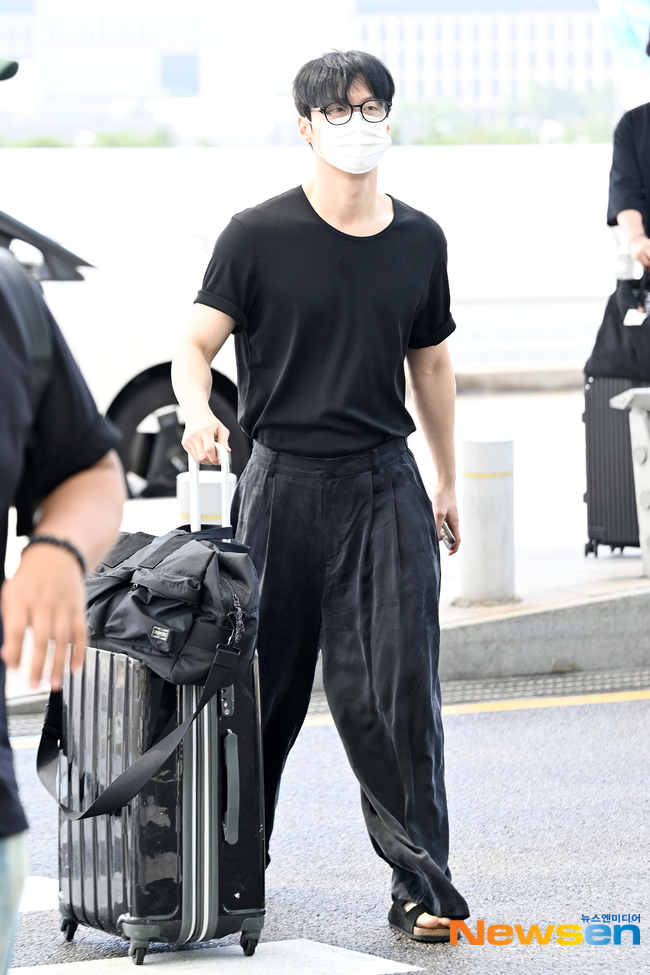 허남준 '캐리어를 끄는 블랙 핫가이'[포토엔HD]