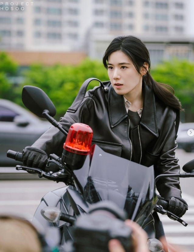 정은채, 올블랙 바디수트에 바이크까지‥걸어다니는 걸크러시 - 뉴스 썸네일 이미지