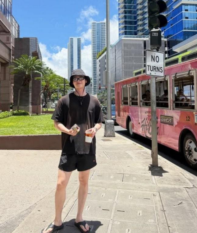 '아이유와 결별' 이종석, 한국 떠나 만끽한 '여유'...살도 올랐나 통... - 뉴스 썸네일 이미지