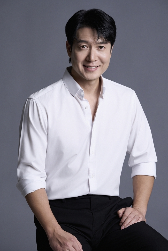 46세 조현재, 새 프로필 사진으로 근황 공개...여전히 잘생겼다 - 뉴스 썸네일 이미지