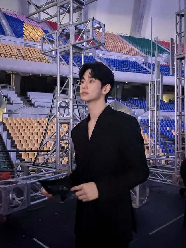 배우 김수현, 사생활 논란 1년 6개월 만에 국내 활동 재개