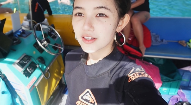 뉴진스 출신 다니엘, 330억 소송 중인데...50만 구독자 가진 여유로운 근... - 뉴스 썸네일 이미지