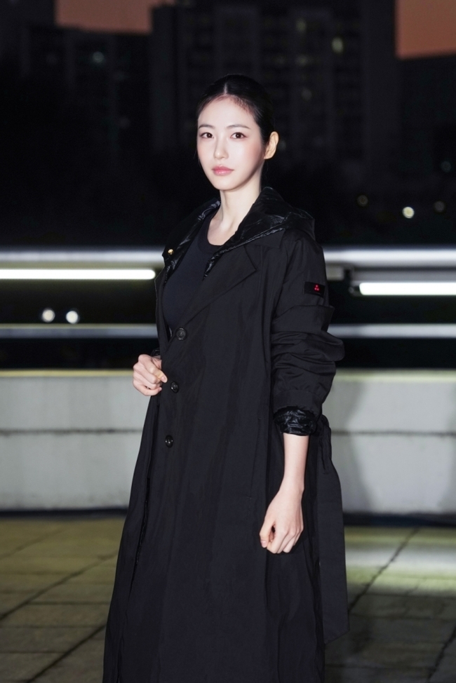 김포공항에서 블랙 트렌치코트를 입은 신예은
