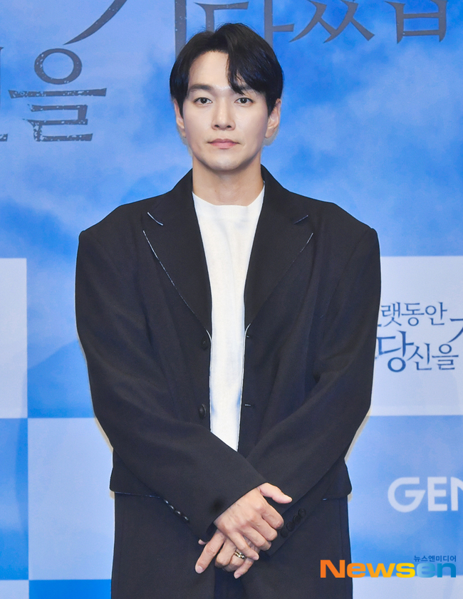 배우 이규한의 작품 홍보 당시 인물 사진