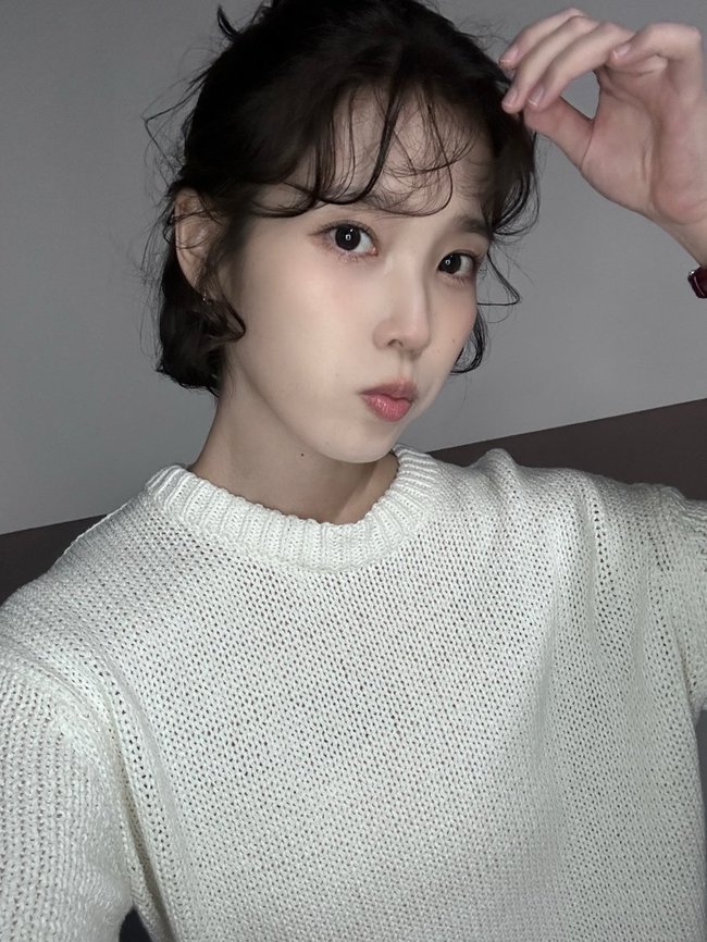 아이유, 뽀글뽀글 단발 변신…새 싱글 발매 후 활발한 활동