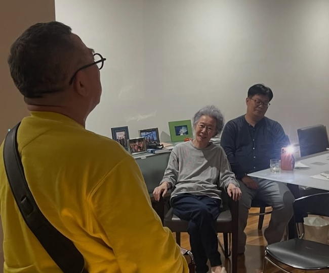 윤여정, 지인들과 함께 자택에서 팔순 파티 열어