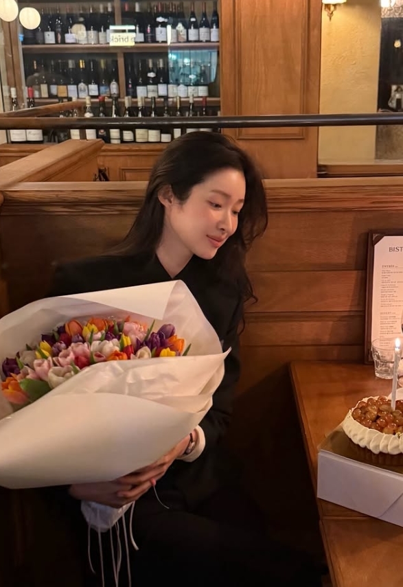 차정원, 결혼 앞두고 생일 소원 빌었다…꽃다발에 관심 집중
